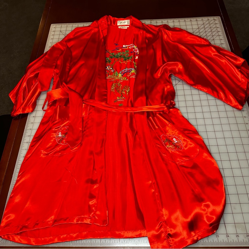 Vintage embroidered health oriental robe size small rayon material very soft @